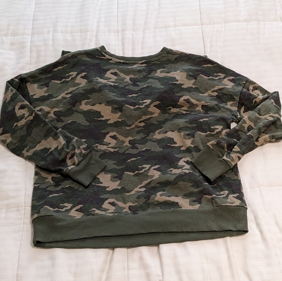 Nine West ladies camouflage sweatshirt with feminine v ruffle size large - Picture 6 of 6